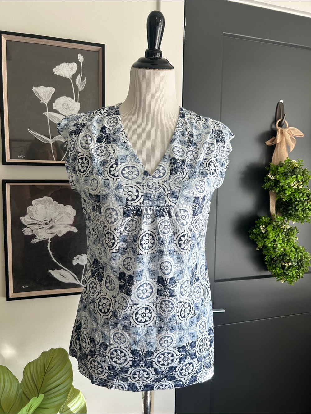 Lovely M Blue white floral Patterned V-Neck Cap Sleeve Top